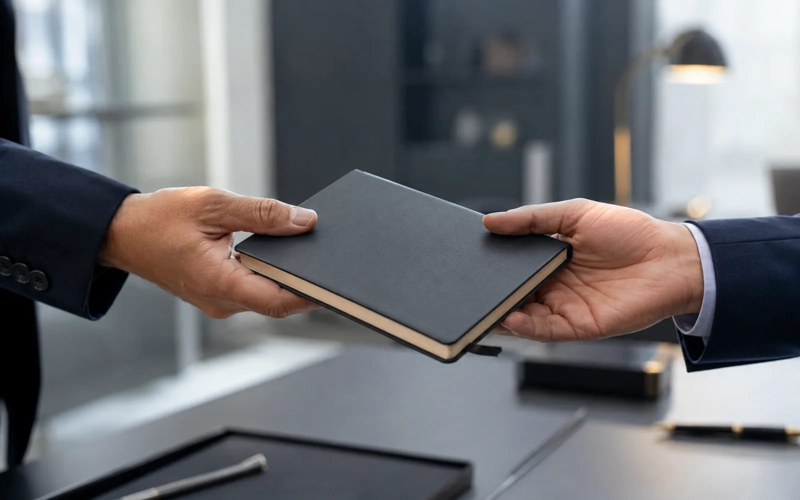 La transmission d'un carnet d'une main à une autre